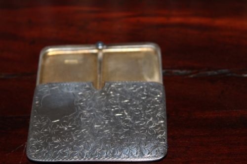 A SMALL DELIGHTFUL HALL MARKED SILVER STAMP CASE - ADDITIONAL PHOTO 2