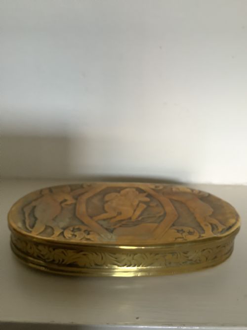 A RARE AND INTERESTING DUTCH EARLY 18TH CENTURY HEAVY GAUGE BRASS TABLE SNUFF OR TOBACCO BOX - ADDITIONAL PHOTO 1