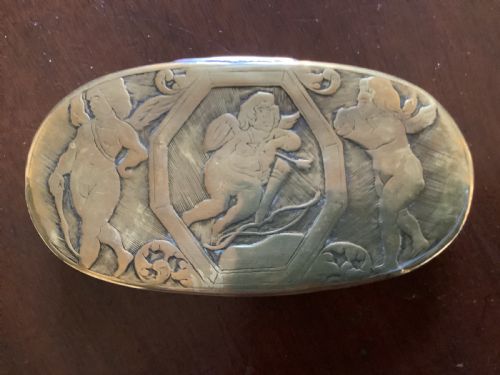 A RARE AND INTERESTING DUTCH EARLY 18TH CENTURY HEAVY GAUGE BRASS TABLE SNUFF OR TOBACCO BOX - ADDITIONAL PHOTO 2