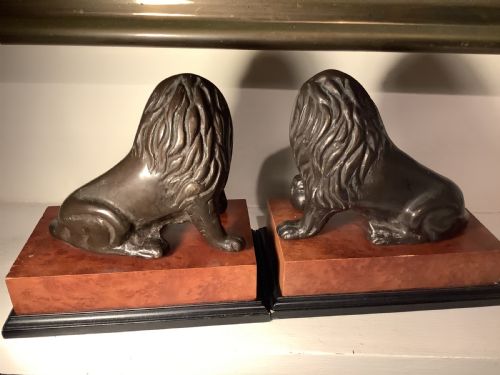 AN IMPRESSIVE PAIR OF WELL CAST SEATED BRONZE LIONS - ADDITIONAL PHOTO 5