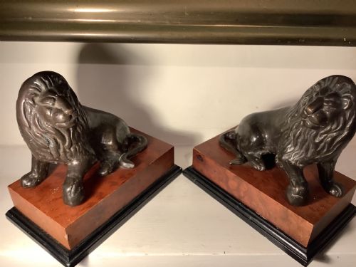 AN IMPRESSIVE PAIR OF WELL CAST SEATED BRONZE LIONS - ADDITIONAL PHOTO 6