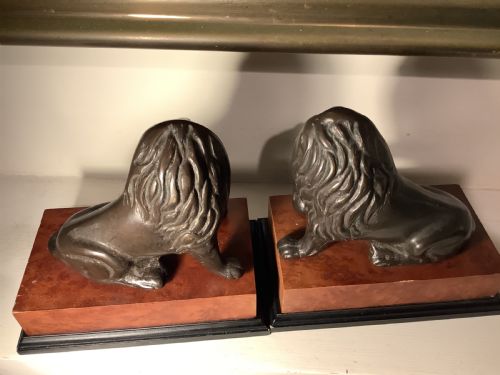 AN IMPRESSIVE PAIR OF WELL CAST SEATED BRONZE LIONS - ADDITIONAL PHOTO 7