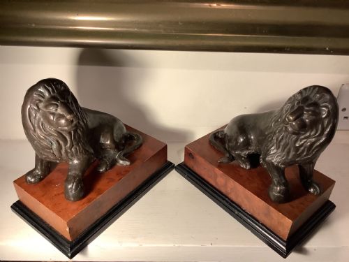 AN IMPRESSIVE PAIR OF WELL CAST SEATED BRONZE LIONS - ADDITIONAL PHOTO 3