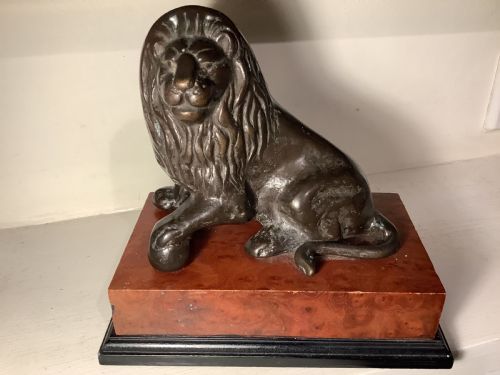 AN IMPRESSIVE PAIR OF WELL CAST SEATED BRONZE LIONS - ADDITIONAL PHOTO 1