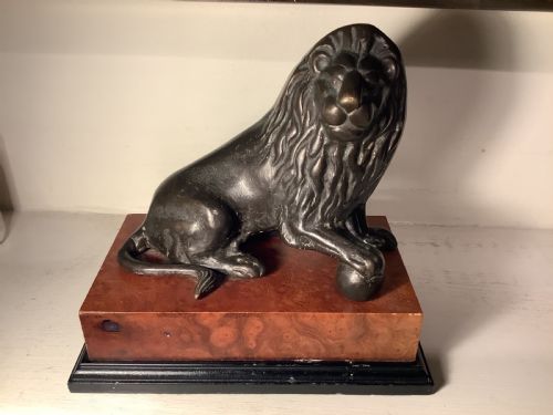 AN IMPRESSIVE PAIR OF WELL CAST SEATED BRONZE LIONS - ADDITIONAL PHOTO 2