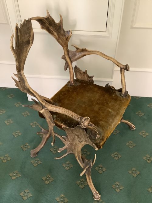 A SUPERB AND VERY CLEVERLY CONSTRUCTED BLACK FOREST ARMCHAIR - ADDITIONAL PHOTO 3