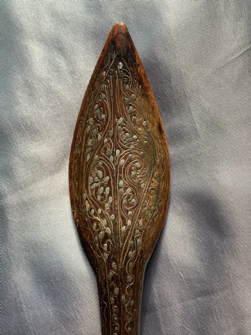 AN UNUSUAL EARLY CARVED WOOD BACK SCRATCHER WITH WHITE METAL INLAY POSSIBLY SILVER - ADDITIONAL PHOTO 4