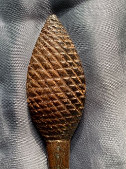 AN UNUSUAL EARLY CARVED WOOD BACK SCRATCHER WITH WHITE METAL INLAY POSSIBLY SILVER - ADDITIONAL PHOTO 7