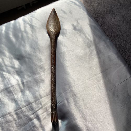 AN UNUSUAL EARLY CARVED WOOD BACK SCRATCHER WITH WHITE METAL INLAY POSSIBLY SILVER - ADDITIONAL PHOTO 8