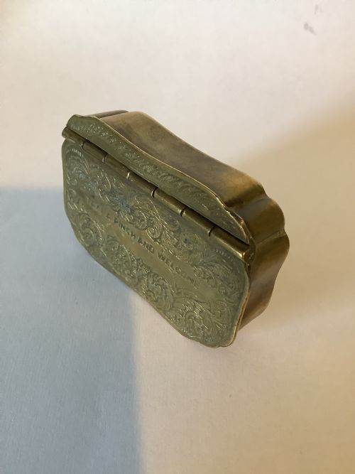 A CHARMING 19TH CENTURY BRASS SNUFF BOX WITH AN INSCRIPTION TAKE A PINCH AND WELCOME - ADDITIONAL PHOTO 3