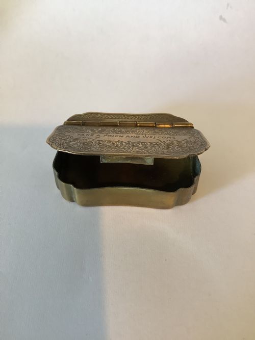 A CHARMING 19TH CENTURY BRASS SNUFF BOX WITH AN INSCRIPTION TAKE A PINCH AND WELCOME - ADDITIONAL PHOTO 6