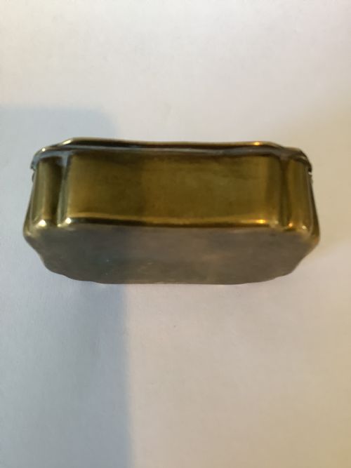A CHARMING 19TH CENTURY BRASS SNUFF BOX WITH AN INSCRIPTION TAKE A PINCH AND WELCOME - ADDITIONAL PHOTO 8
