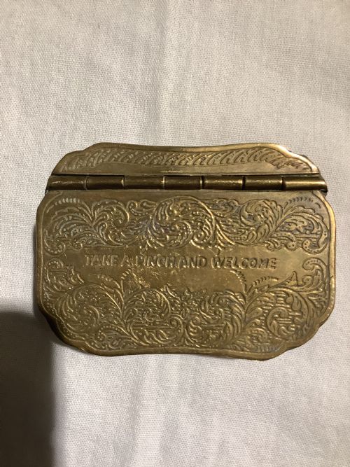 A CHARMING 19TH CENTURY BRASS SNUFF BOX WITH AN INSCRIPTION TAKE A PINCH AND WELCOME - ADDITIONAL PHOTO 2