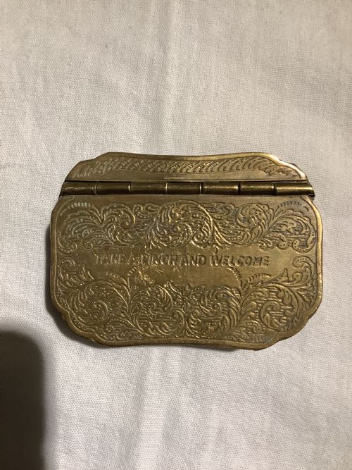 A CHARMING 19TH CENTURY BRASS SNUFF BOX WITH AN INSCRIPTION TAKE A PINCH AND WELCOME - ADDITIONAL PHOTO 1