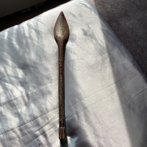 AN UNUSUAL EARLY CARVED WOOD BACK SCRATCHER WITH WHITE METAL INLAY POSSIBLY SILVER - ADDITIONAL PHOTO 1
