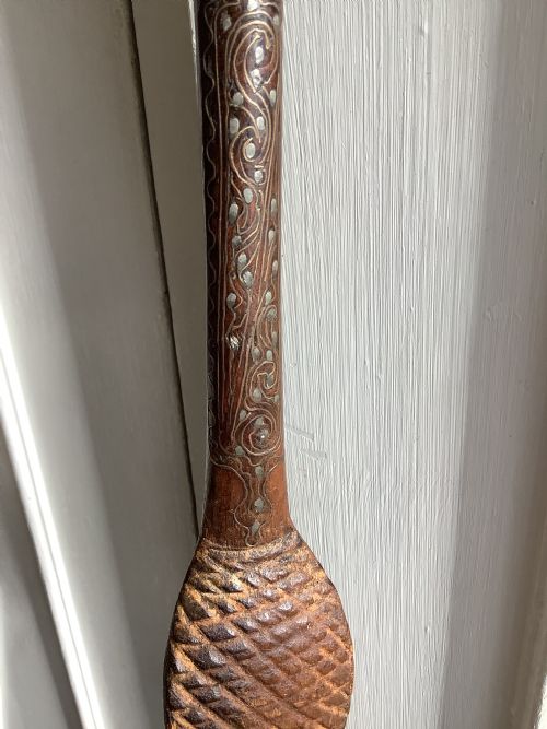 AN UNUSUAL EARLY CARVED WOOD BACK SCRATCHER WITH WHITE METAL INLAY POSSIBLY SILVER - ADDITIONAL PHOTO 3
