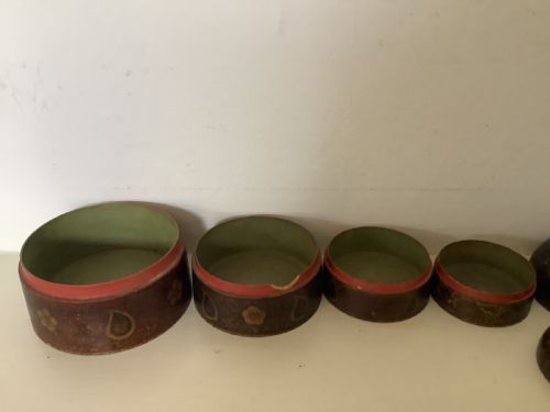 AN UNUSUAL AND CHARMING SET OF 4 KASHMIRI GRADUATED ROUND AND PAINTED INDIAN BOXES - ADDITIONAL PHOTO 2