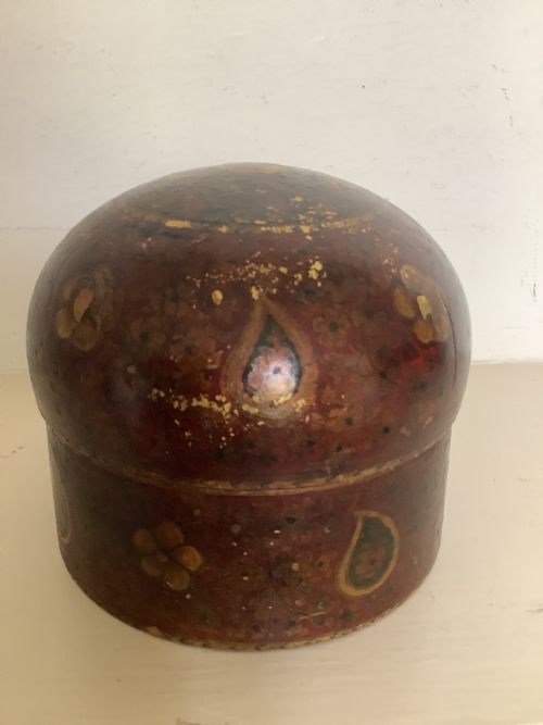 AN UNUSUAL AND CHARMING SET OF 4 KASHMIRI GRADUATED ROUND AND PAINTED INDIAN BOXES - ADDITIONAL PHOTO 3
