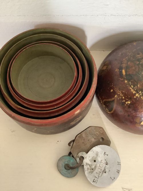 AN UNUSUAL AND CHARMING SET OF 4 KASHMIRI GRADUATED ROUND AND PAINTED INDIAN BOXES - ADDITIONAL PHOTO 6