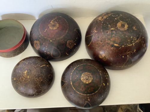 AN UNUSUAL AND CHARMING SET OF 4 KASHMIRI GRADUATED ROUND AND PAINTED INDIAN BOXES - ADDITIONAL PHOTO 11
