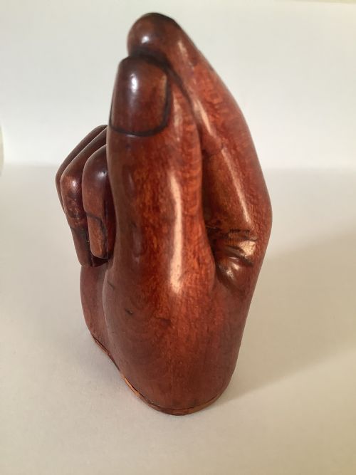 A FINELY CARVED AND CHUNKY HARD WOOD SNUFF BOX IN THE FORM OF A HAND HOLDING A PINCH OF SNUFF - ADDITIONAL PHOTO 1