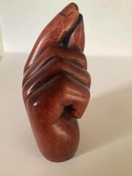 A FINELY CARVED AND CHUNKY HARD WOOD SNUFF BOX IN THE FORM OF A HAND HOLDING A PINCH OF SNUFF - ADDITIONAL PHOTO 2