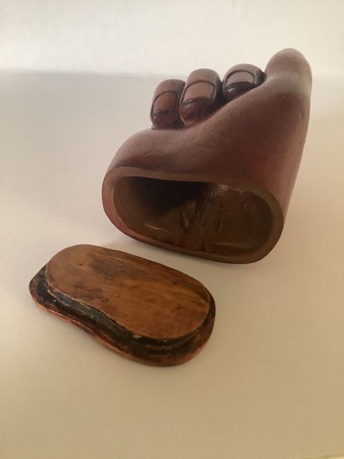 A FINELY CARVED AND CHUNKY HARD WOOD SNUFF BOX IN THE FORM OF A HAND HOLDING A PINCH OF SNUFF - ADDITIONAL PHOTO 5