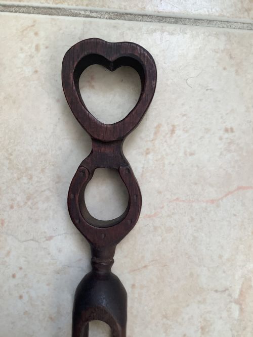 A LONG AND WELL CARVED WOOD WELSH LOVE SPOON - ADDITIONAL PHOTO 3