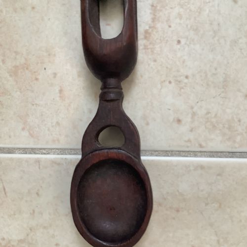 A LONG AND WELL CARVED WOOD WELSH LOVE SPOON - ADDITIONAL PHOTO 5