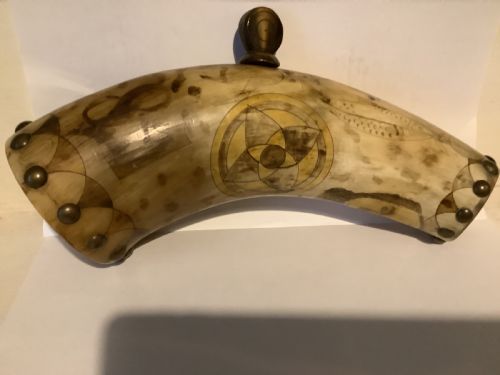 A SUPERB AND LARGE GUNPOWDER HORN - ADDITIONAL PHOTO 2