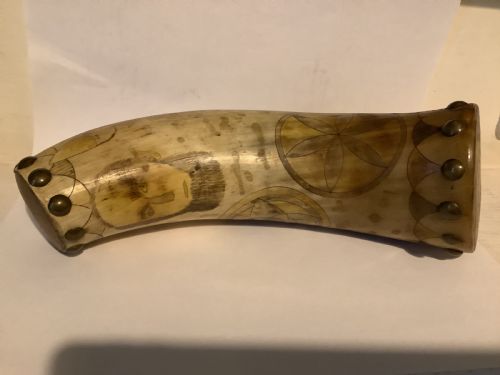 A SUPERB AND LARGE GUNPOWDER HORN - ADDITIONAL PHOTO 9