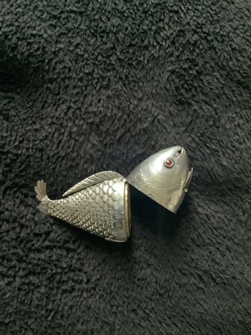 A NOVELTY FISH SNUFF BOX WITH ARTICULATED BODY AND HINGED HEAD - ADDITIONAL PHOTO 4