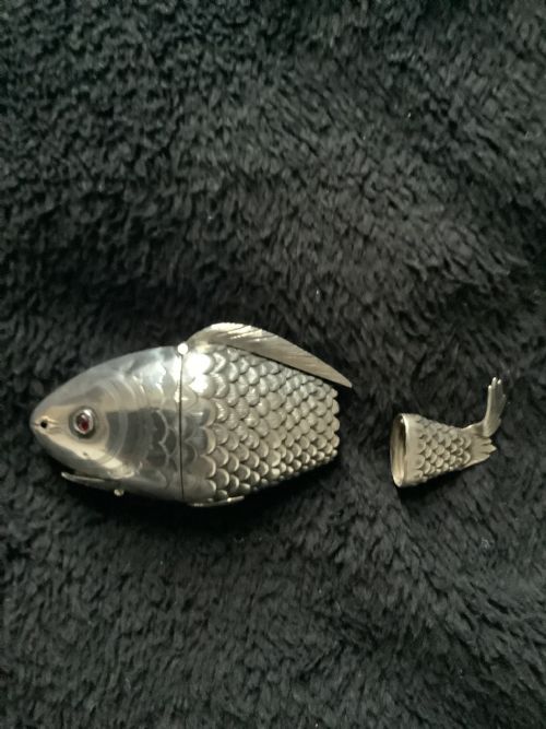A NOVELTY FISH SNUFF BOX WITH ARTICULATED BODY AND HINGED HEAD - ADDITIONAL PHOTO 5