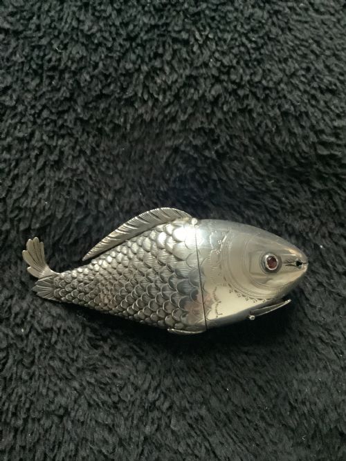 A NOVELTY FISH SNUFF BOX WITH ARTICULATED BODY AND HINGED HEAD - ADDITIONAL PHOTO 6
