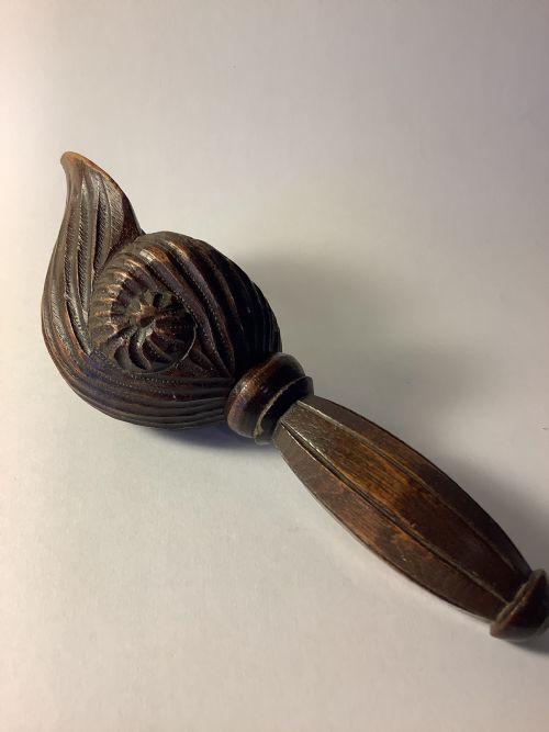 A RARE AND DELIGHTFUL CARVED WOOD NUT CRACKER - ADDITIONAL PHOTO 1