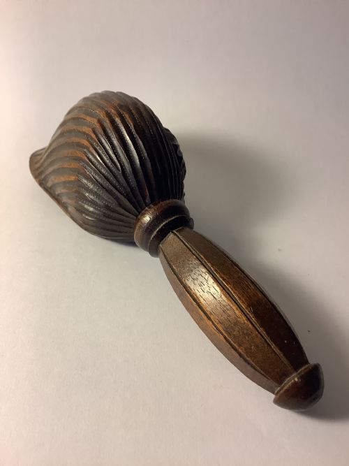 A RARE AND DELIGHTFUL CARVED WOOD NUT CRACKER - ADDITIONAL PHOTO 3