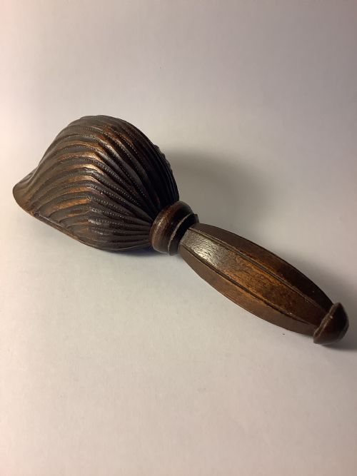 A RARE AND DELIGHTFUL CARVED WOOD NUT CRACKER - ADDITIONAL PHOTO 4
