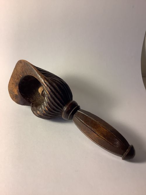 A RARE AND DELIGHTFUL CARVED WOOD NUT CRACKER - ADDITIONAL PHOTO 6