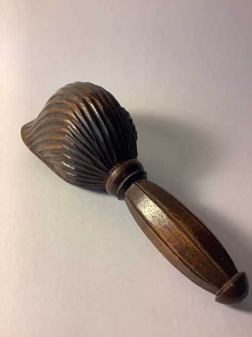 A RARE AND DELIGHTFUL CARVED WOOD NUT CRACKER - ADDITIONAL PHOTO 7