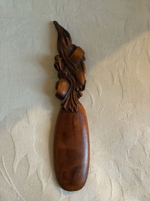 A SUPERBLY CARVED HARD WOOD ORIENTAL SPOON - ADDITIONAL PHOTO 2