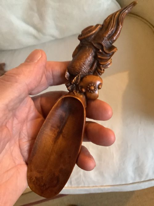 A SUPERBLY CARVED HARD WOOD ORIENTAL SPOON - ADDITIONAL PHOTO 4