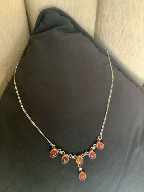 A VERY ATTRACTIVE AND STYLISH SILVER AND AMBER NECKLACE - ADDITIONAL PHOTO 1