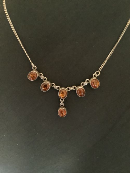 A VERY ATTRACTIVE AND STYLISH SILVER AND AMBER NECKLACE - ADDITIONAL PHOTO 4