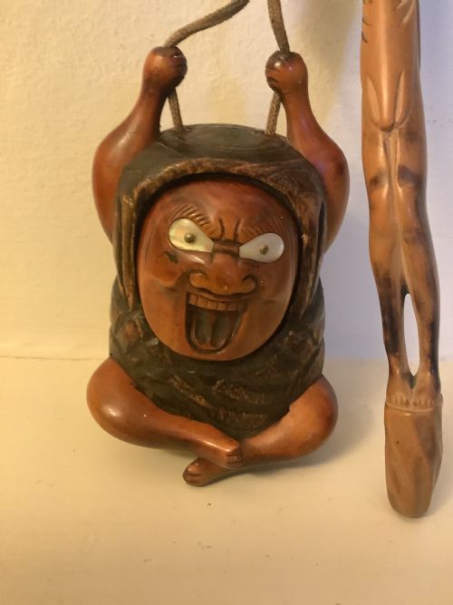 A DELIGHTFUL AND AMUSING JAPANESE TOBACCO BOX AND FIGURAL PIPE HOLDER DEPICTING DARUMA - ADDITIONAL PHOTO 2