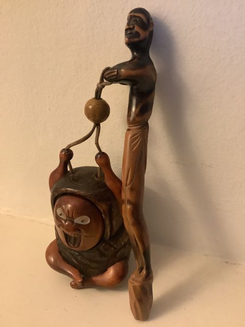 A DELIGHTFUL AND AMUSING JAPANESE TOBACCO BOX AND FIGURAL PIPE HOLDER DEPICTING DARUMA - ADDITIONAL PHOTO 4