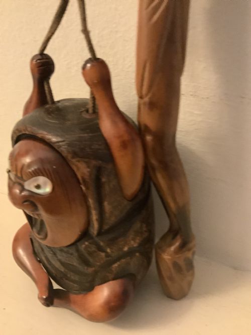 A DELIGHTFUL AND AMUSING JAPANESE TOBACCO BOX AND FIGURAL PIPE HOLDER DEPICTING DARUMA - ADDITIONAL PHOTO 5