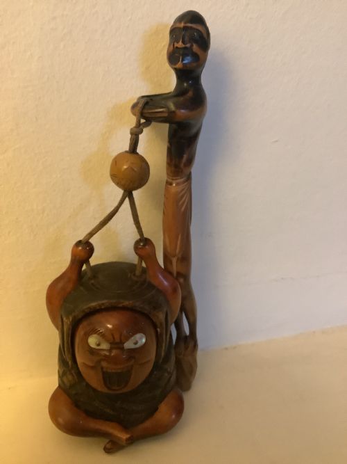 A DELIGHTFUL AND AMUSING JAPANESE TOBACCO BOX AND FIGURAL PIPE HOLDER DEPICTING DARUMA - ADDITIONAL PHOTO 7