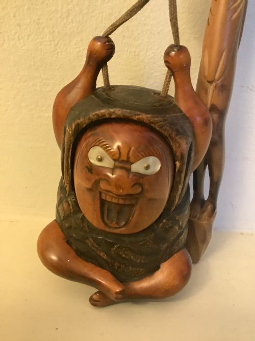A DELIGHTFUL AND AMUSING JAPANESE TOBACCO BOX AND FIGURAL PIPE HOLDER DEPICTING DARUMA - ADDITIONAL PHOTO 9