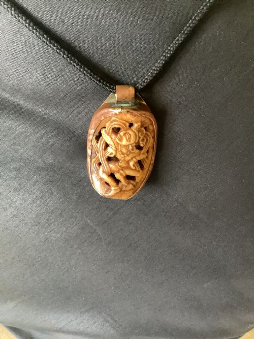 A VERY FINELY CARVED BONE INDIAN PENDANT ENCASED IN A METAL FRAME - ADDITIONAL PHOTO 7