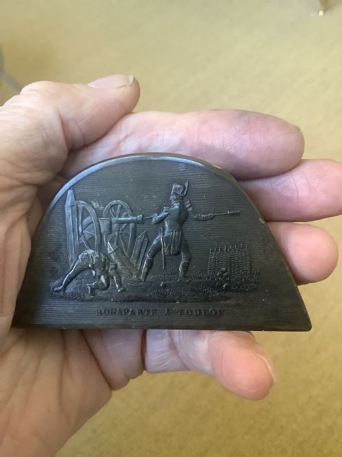 A SUPERB PRESSED HORN SNUFF BOX IN THE FORM OF NAPOLEONS BICORN HAT